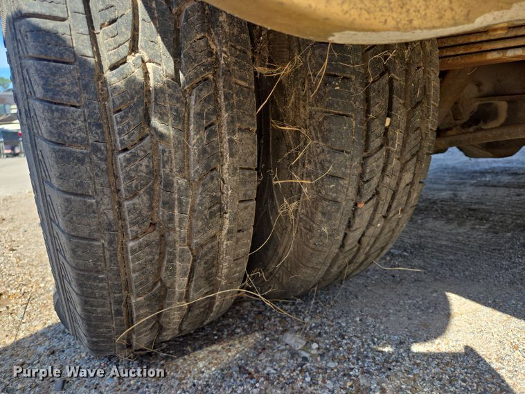 image for item DT5383 1998 Ford E450 shuttle bus