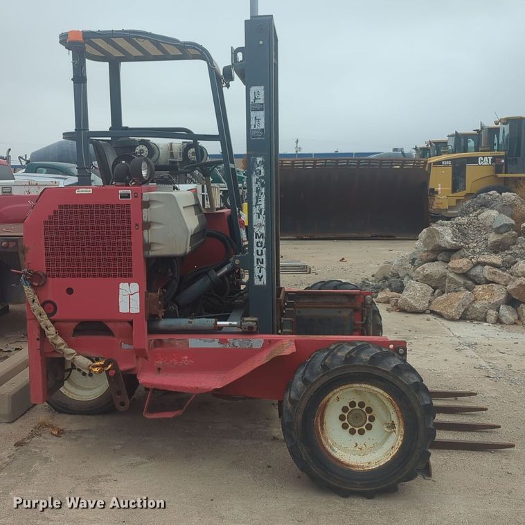 image for item DT6552 2001 Moffett M5000 forklift