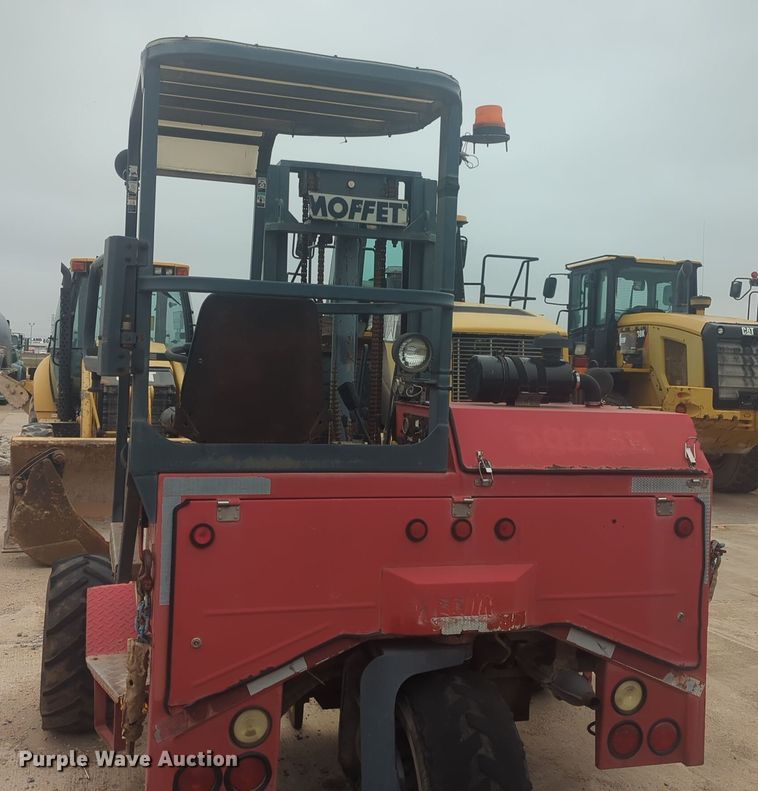 image for item DT6552 2001 Moffett M5000 forklift