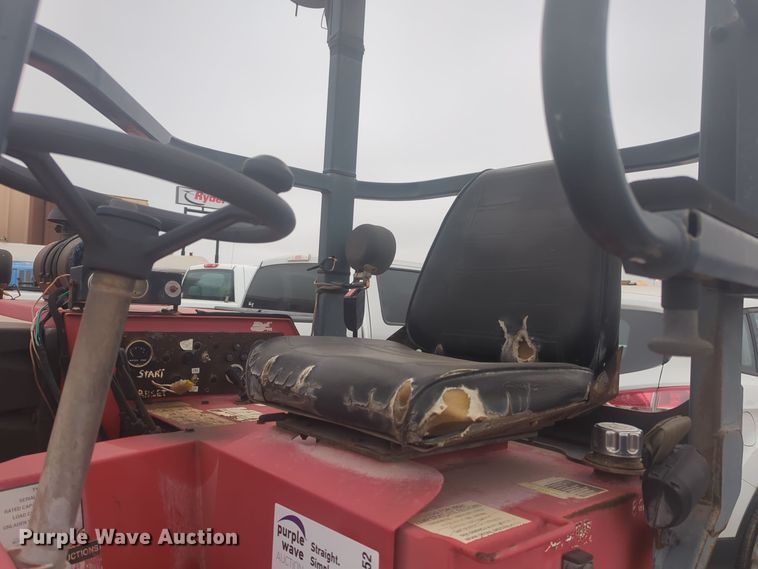 image for item DT6552 2001 Moffett M5000 forklift