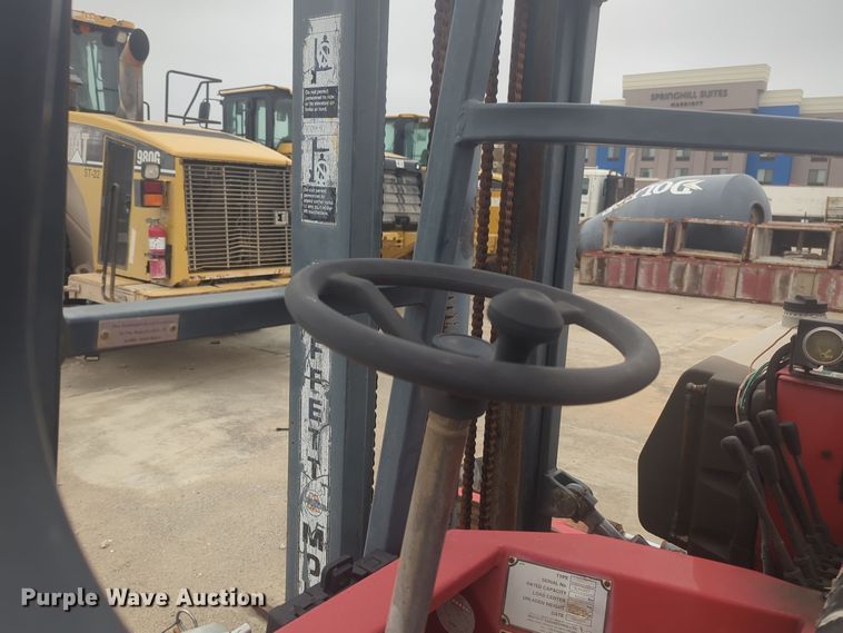 image for item DT6552 2001 Moffett M5000 forklift