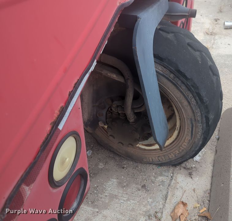 image for item DT6552 2001 Moffett M5000 forklift