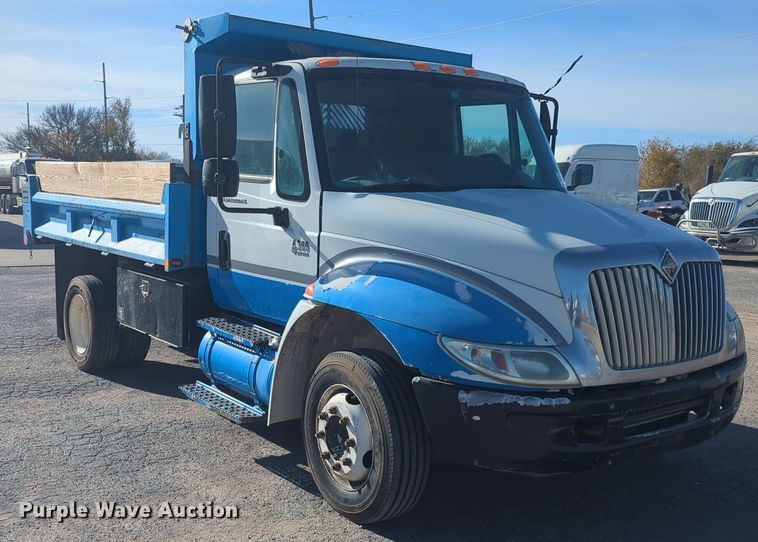 image for item DT6608 2004 International 4300 dump truck