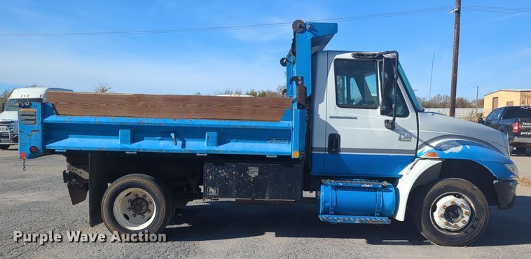 image for item DT6608 2004 International 4300 dump truck