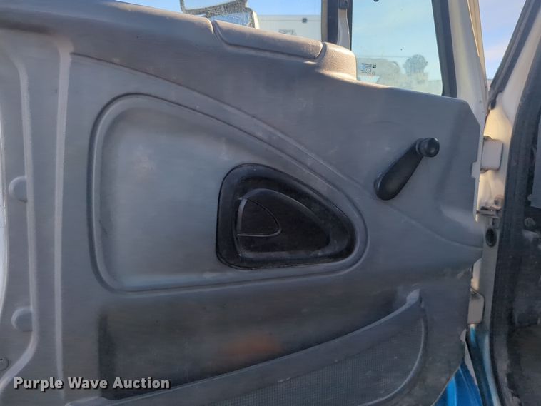 image for item DT6608 2004 International 4300 dump truck