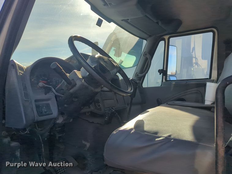 image for item DT6608 2004 International 4300 dump truck