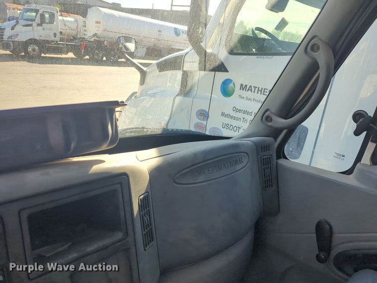 image for item DT6608 2004 International 4300 dump truck