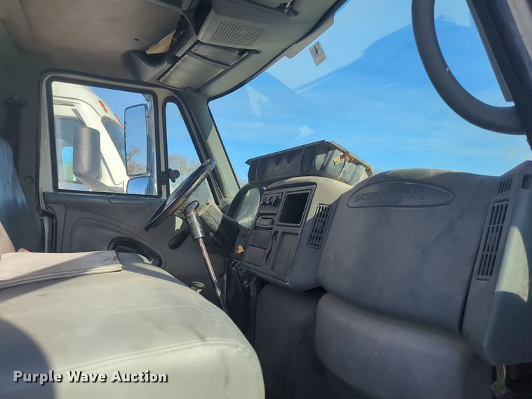 image for item DT6608 2004 International 4300 dump truck