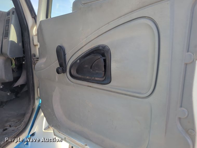 image for item DT6608 2004 International 4300 dump truck