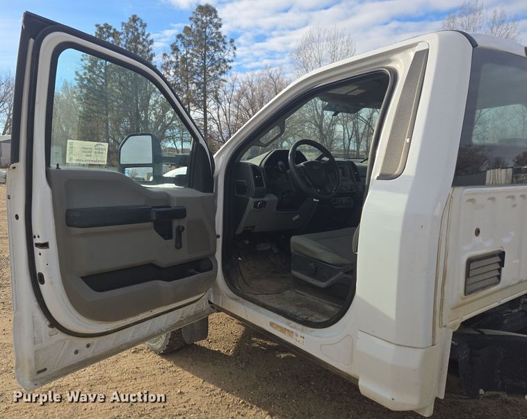 image for item DT7017 2017 Ford F550 Super Duty XL truck cab and chassis