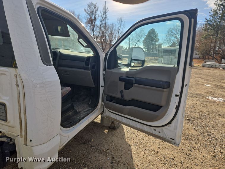 image for item DT7017 2017 Ford F550 Super Duty XL truck cab and chassis