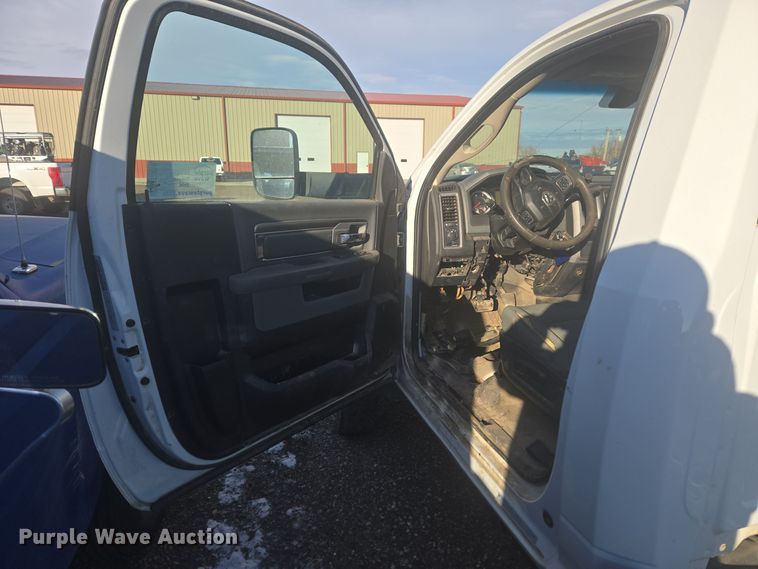 image for item DT7018 2017 Dodge Ram 5500 truck cab and chassis