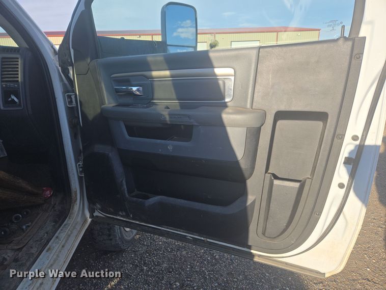 image for item DT7018 2017 Dodge Ram 5500 truck cab and chassis