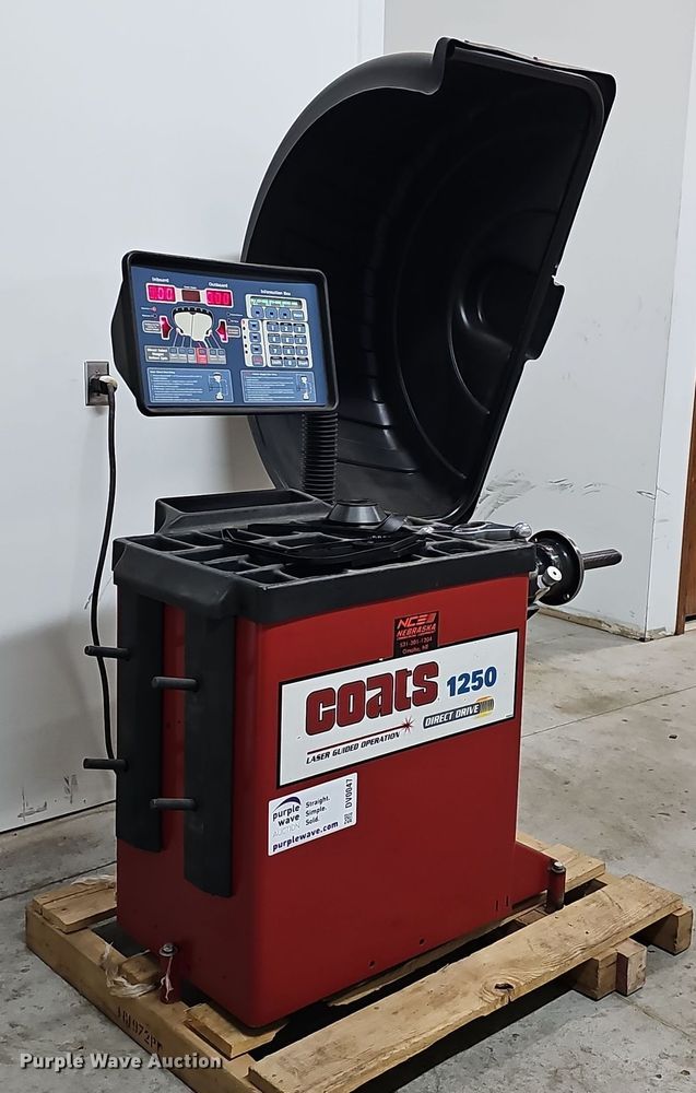 image for item DV0047 Coats 1250 Direct-Drive tire balancer