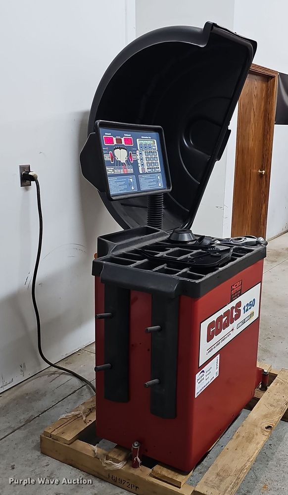 image for item DV0047 Coats 1250 Direct-Drive tire balancer