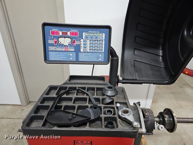 image for item DV0047 Coats 1250 Direct-Drive tire balancer