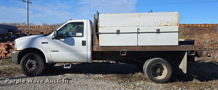 image for item DV0122 2003 Ford F450 Super Duty flatbed truck