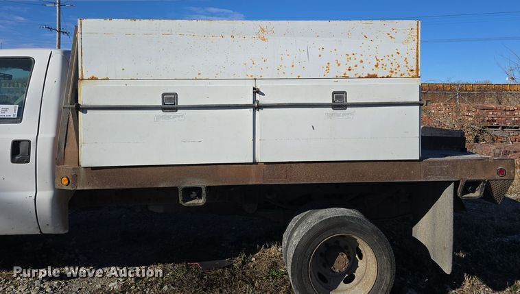 image for item DV0122 2003 Ford F450 Super Duty flatbed truck