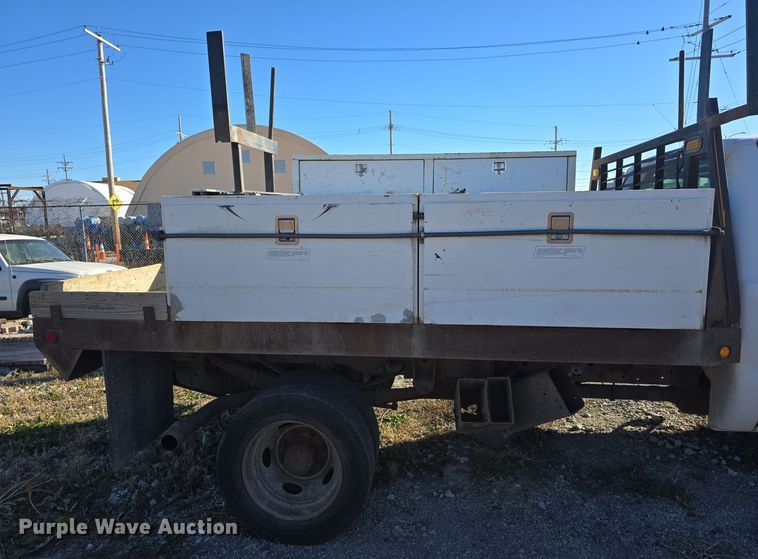 image for item DV0122 2003 Ford F450 Super Duty flatbed truck