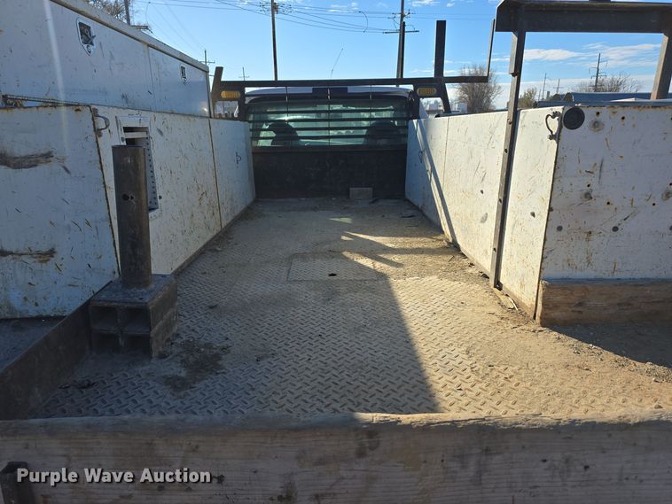 image for item DV0122 2003 Ford F450 Super Duty flatbed truck