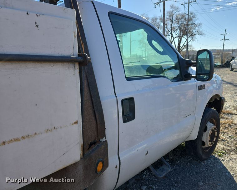 image for item DV0122 2003 Ford F450 Super Duty flatbed truck