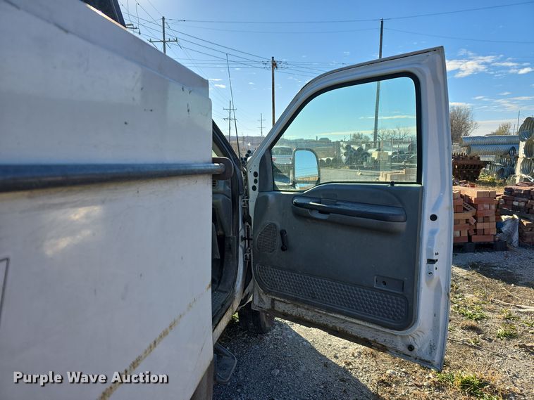 image for item DV0122 2003 Ford F450 Super Duty flatbed truck