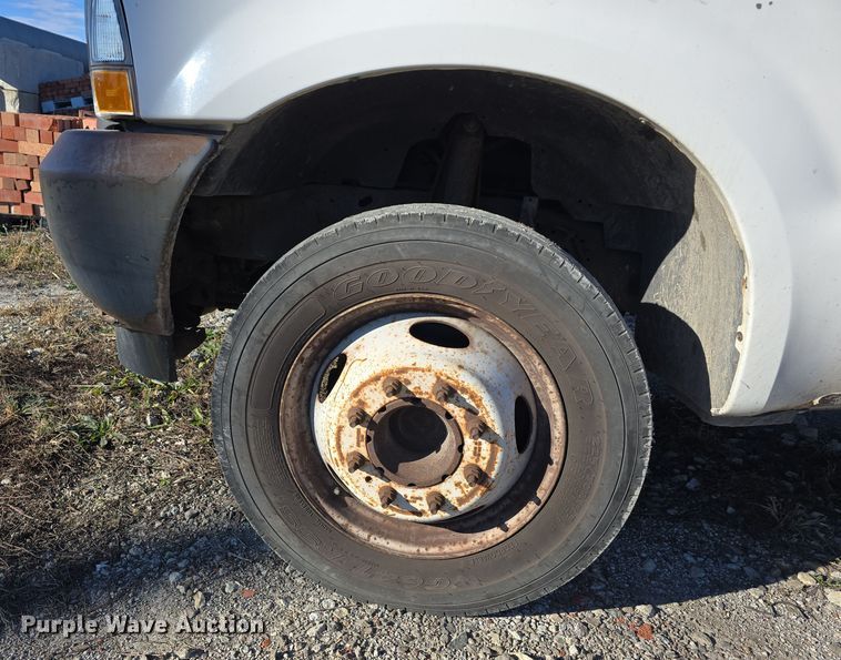 image for item DV0122 2003 Ford F450 Super Duty flatbed truck