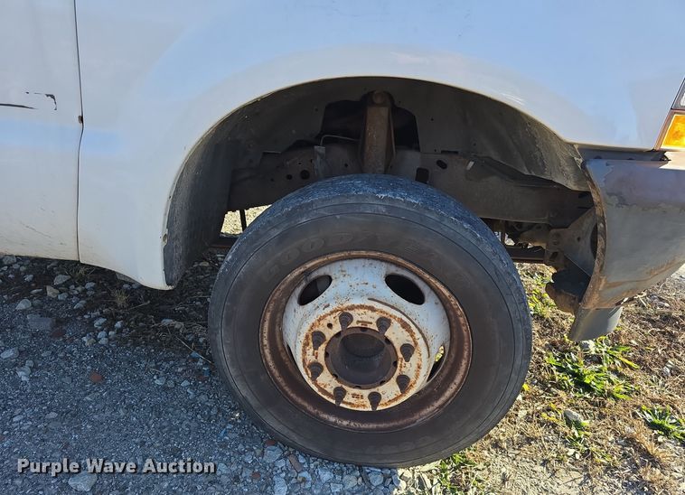 image for item DV0122 2003 Ford F450 Super Duty flatbed truck