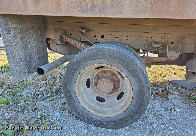 image for item DV0122 2003 Ford F450 Super Duty flatbed truck