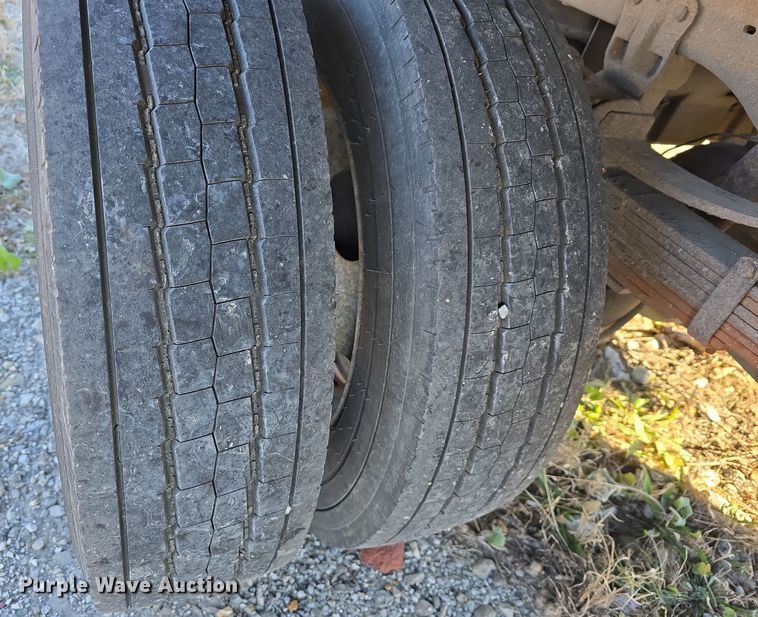 image for item DV0122 2003 Ford F450 Super Duty flatbed truck