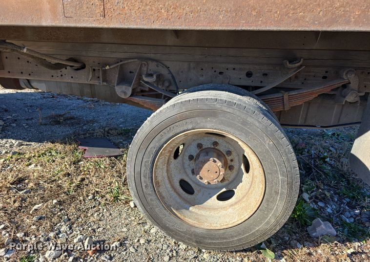 image for item DV0122 2003 Ford F450 Super Duty flatbed truck