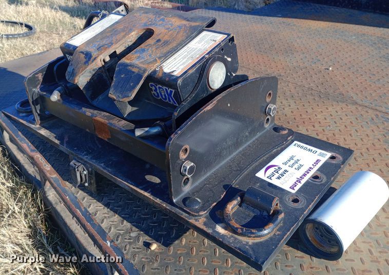 image for item DW0993 Reese 30k fifth wheel hitch