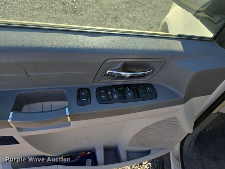 image for item DW3997 2008 Chrysler Town & Country van