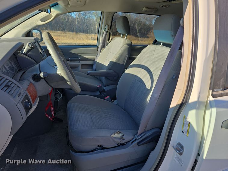 image for item DW3997 2008 Chrysler Town & Country van