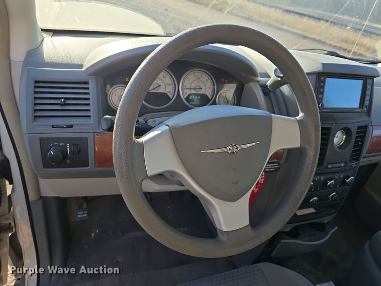 image for item DW3997 2008 Chrysler Town & Country van