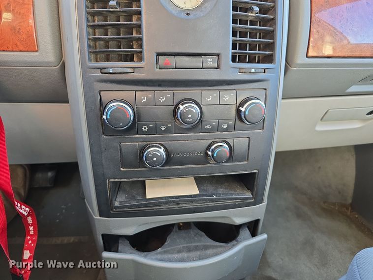 image for item DW3997 2008 Chrysler Town & Country van