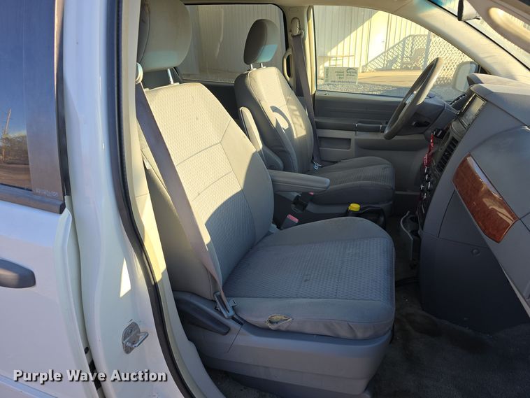 image for item DW3997 2008 Chrysler Town & Country van