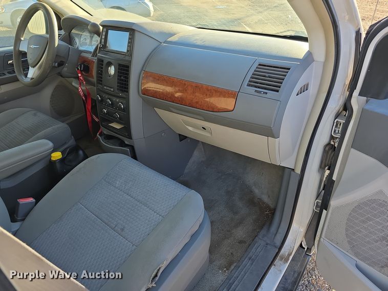 image for item DW3997 2008 Chrysler Town & Country van