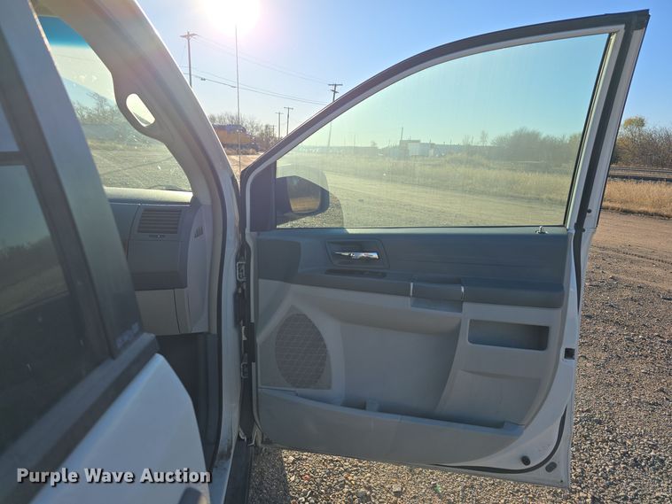 image for item DW3997 2008 Chrysler Town & Country van