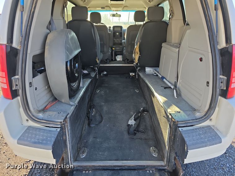 image for item DW3997 2008 Chrysler Town & Country van