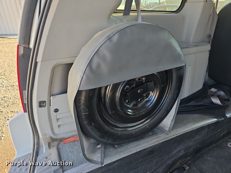 image for item DW3997 2008 Chrysler Town & Country van