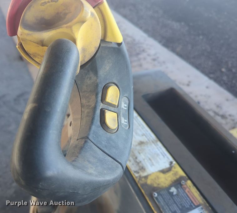 image for item DW5047 Hyster W40Z pallet jack