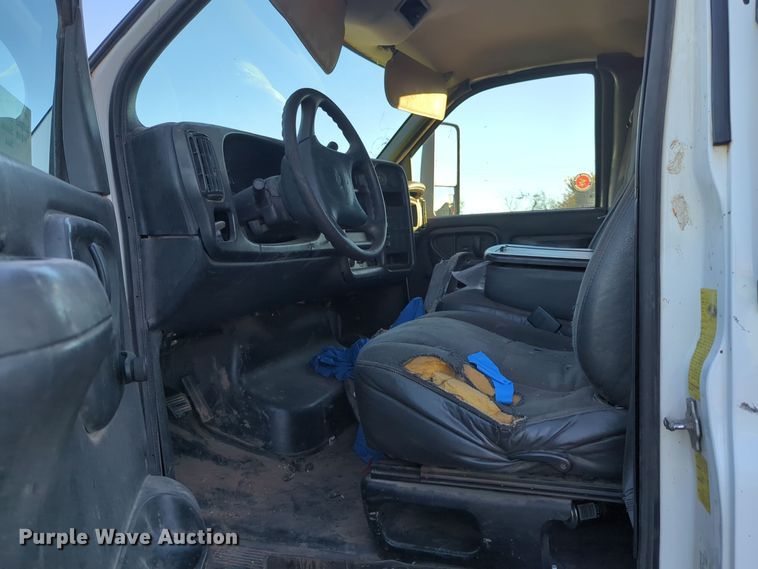 image for item DW5060 2004 Chevrolet C4500 box truck