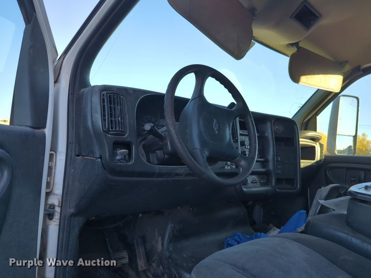 image for item DW5060 2004 Chevrolet C4500 box truck