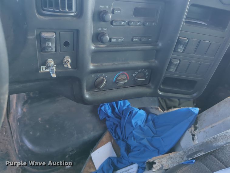 image for item DW5060 2004 Chevrolet C4500 box truck