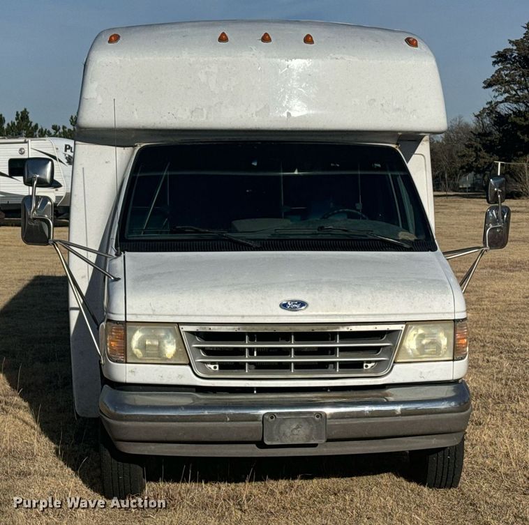 image for item DX3832 1995 Ford Econoline E350 shuttle bus