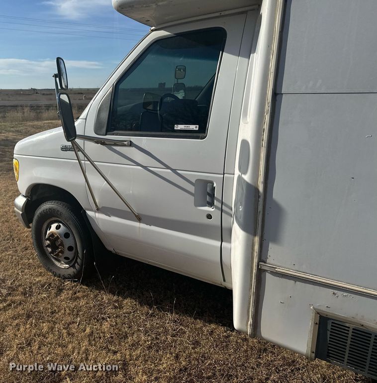 image for item DX3832 1995 Ford Econoline E350 shuttle bus