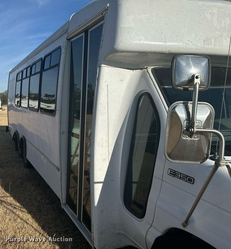 image for item DX3832 1995 Ford Econoline E350 shuttle bus