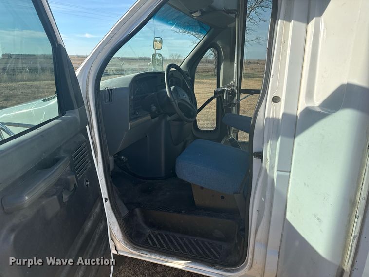 image for item DX3832 1995 Ford Econoline E350 shuttle bus