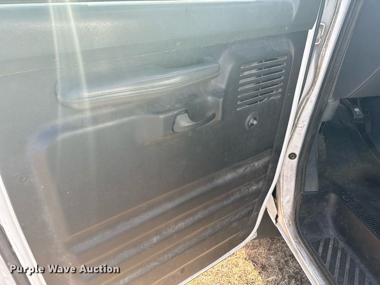 image for item DX3832 1995 Ford Econoline E350 shuttle bus